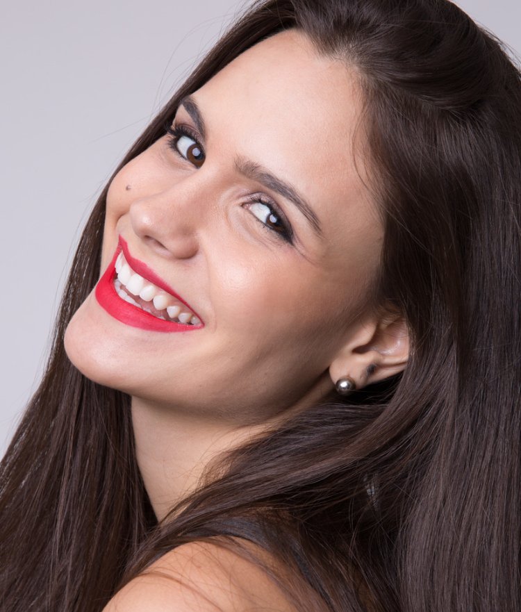 Paciente sonriendo con dientes blancos